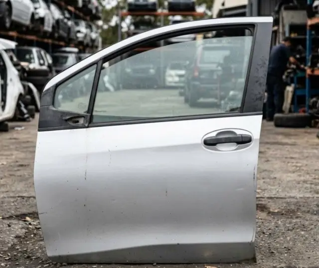 2005 Toyota Vitz left front door