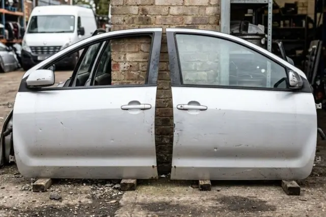 Toyota IST NCP60 front doors pair