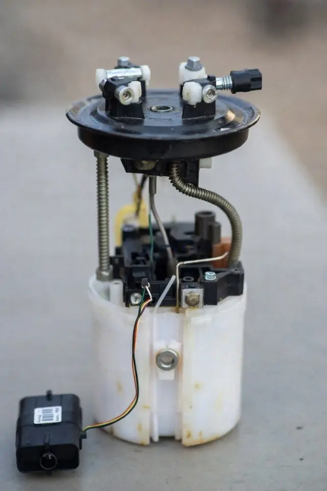 Nissan Tiida C11 fuel pump
