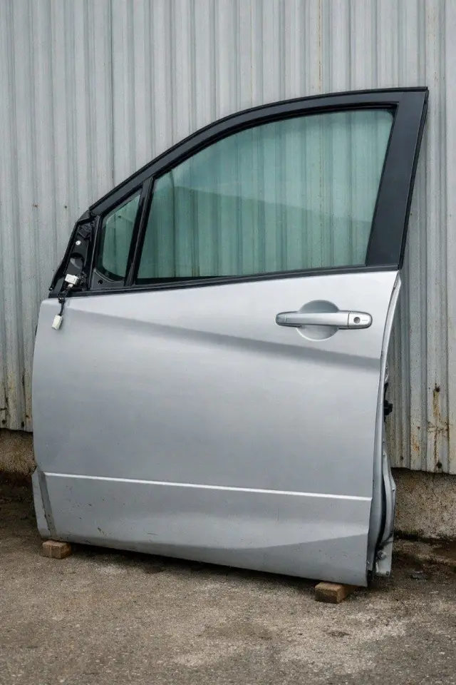 2019 Nissan Serena  left front door for sale