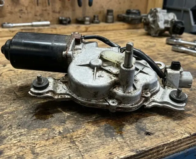 2005 Toyota Hilux Surf KZN front wiper motor